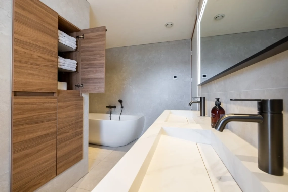 badkamer-renovatie-echt-ink hoge kast.webp